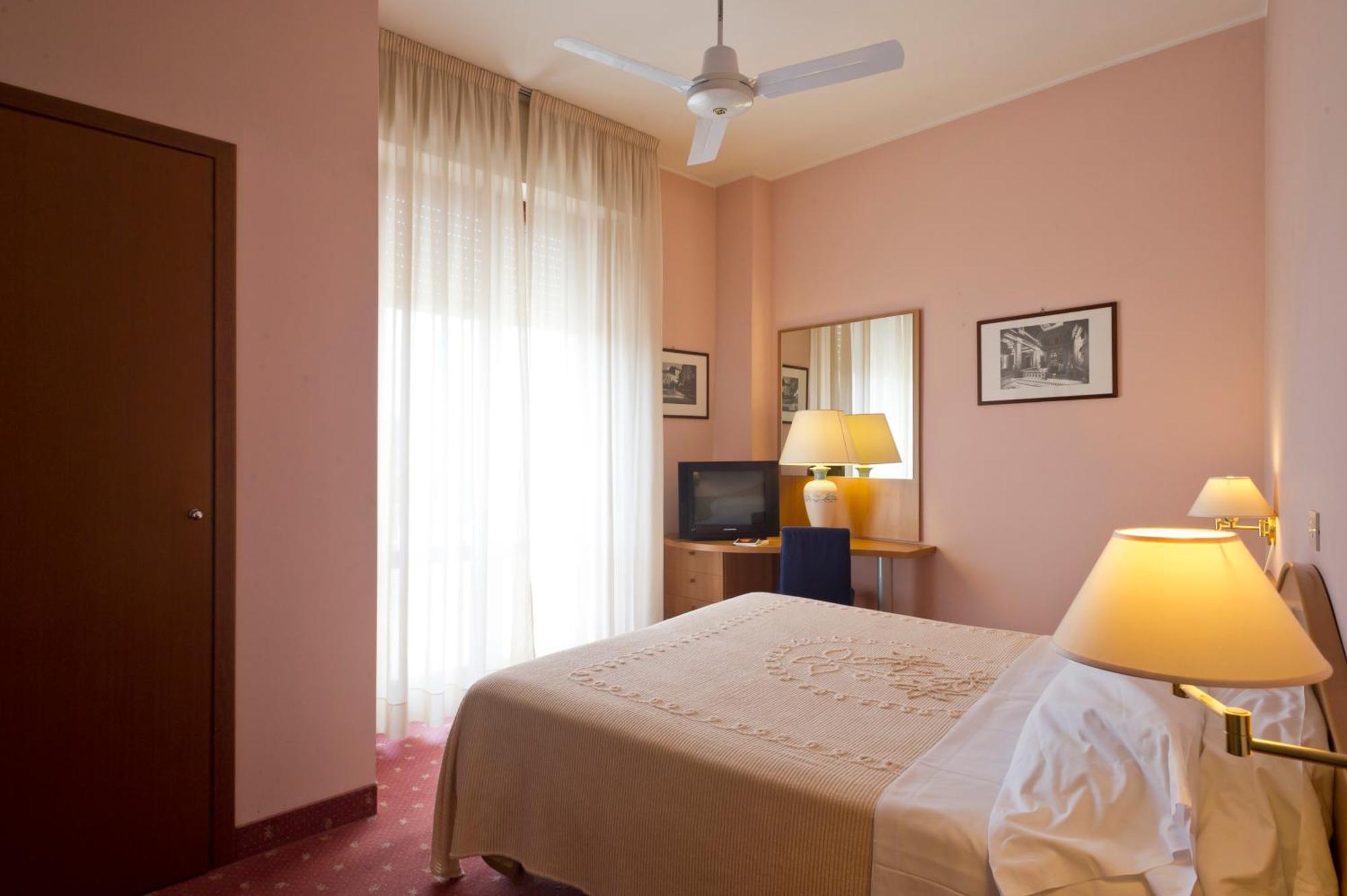 Gloria Hotel 3*